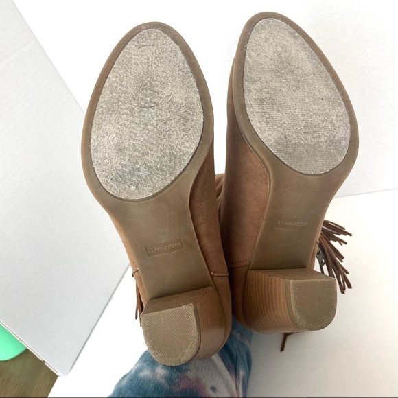 Sugar Tuko Women's Tan Suede Almond Toe Block Heel Booties with Tassles Size 9M - Picture 6 of 11